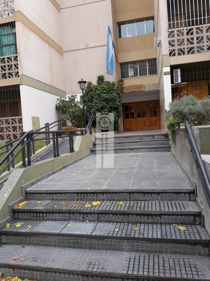 VENTA DEPTO MUY AMPLIO 2 DORM CALLE MITRE FRENTE A PARQUE CENTRAL CIUDAD MZA.