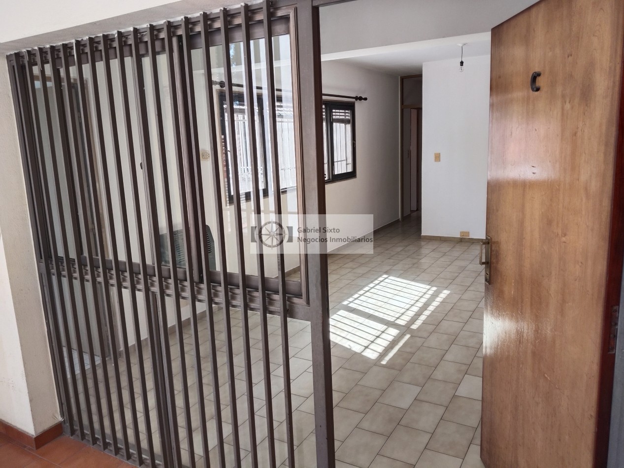 VENTA DEPTO 6ta secc J A CALLE 727. 3 dorm muy amplio 1° piso con COCHERA 