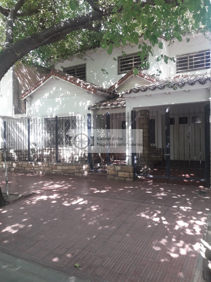 ALQUILER CASA 6ta SECC. SISTEMA FRIO / CALOR CENTRAL, COCHERA Y PATIO AMPLIO CON CHURRASQUERA
