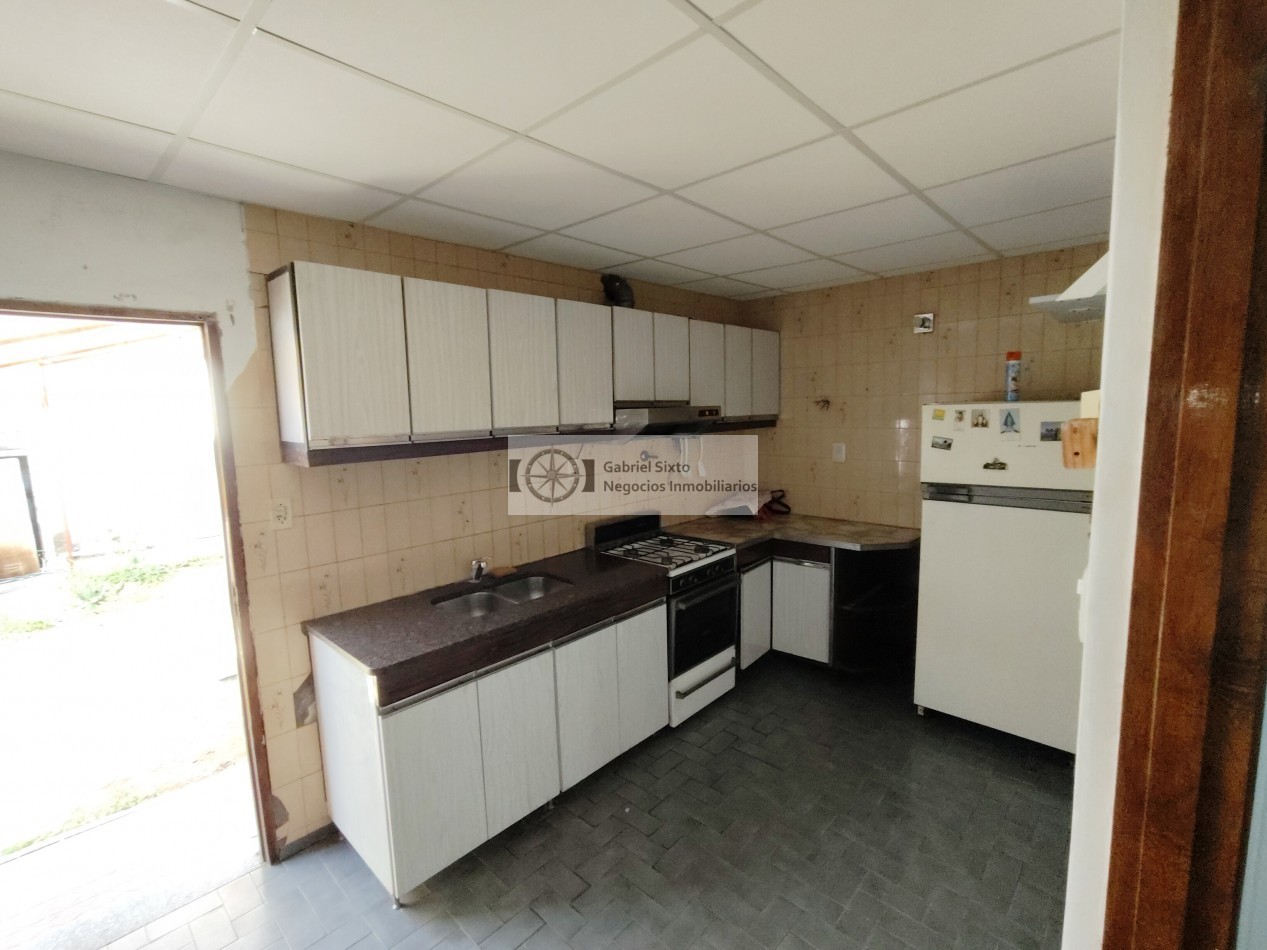 VENTA CASA LAS CATITAS CALLE PRINCIPAL E CIVIT A MTS DE POLICIA 3 DORM. 2 BÑ, LOCAL COCHERAS