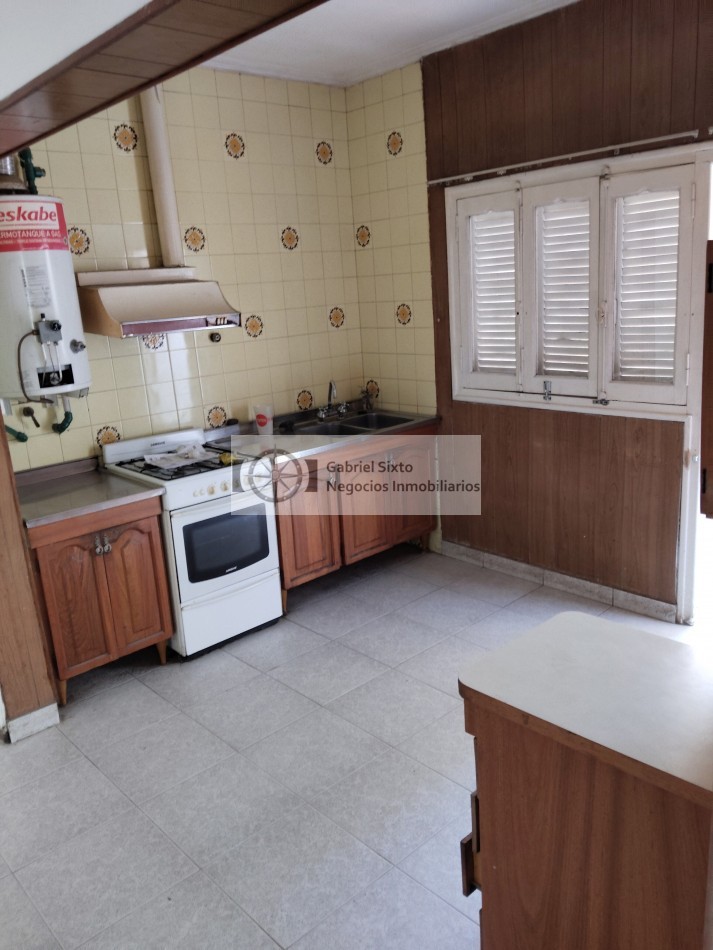 ALQUILER CASA AMPLIA 6ta secc. RODRIGUEZ casi esq, MOLDES 3 dorm 2 bñ cochera 