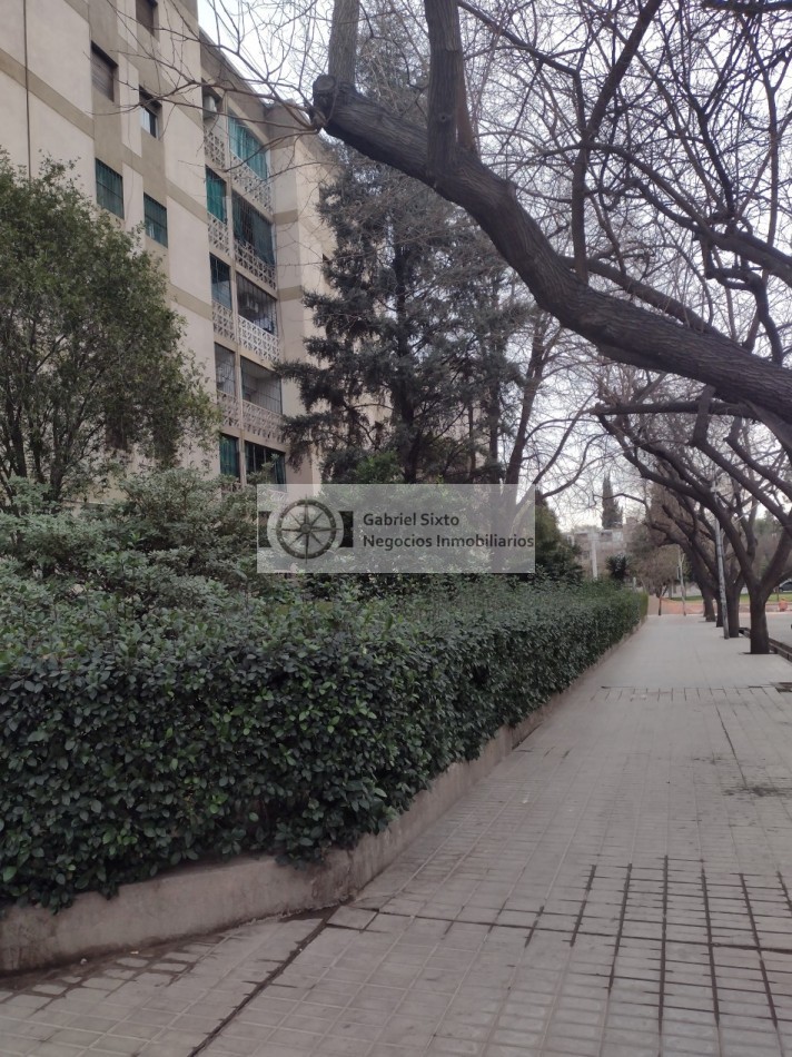 VENTA DEPTO FRENTE A PARQUE CENTAL CIUDAD, AMPLIO 2 DORM 