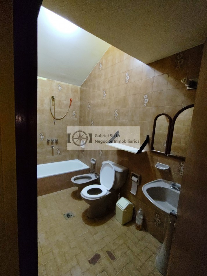 VENTA CASA LAS CATITAS CALLE PRINCIPAL E CIVIT A MTS DE POLICIA 3 DORM. 2 BÑ, LOCAL COCHERAS