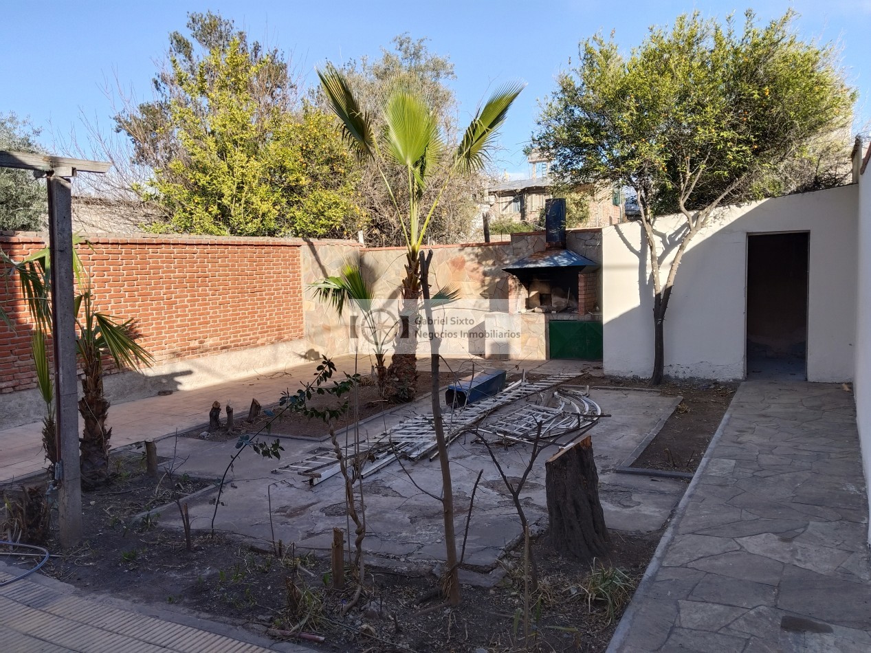 ALQUILER CASA AMPLIA 6ta secc. RODRIGUEZ casi esq, MOLDES 3 dorm 2 bñ cochera 