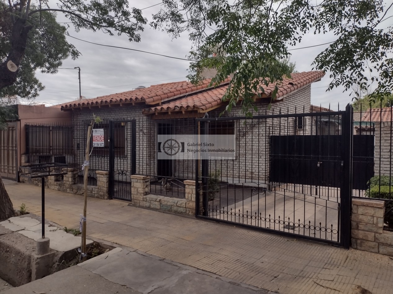 VENTA CASA EN DORREGO SOBRE CIPOLLETTI CASI COBOS, EXCELENTE UBICACION 