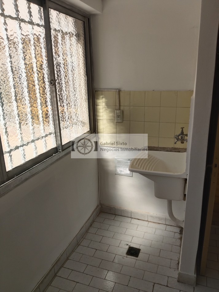 VENTA DEPTO 6ta secc J A CALLE 727. 3 dorm muy amplio 1° piso con COCHERA 