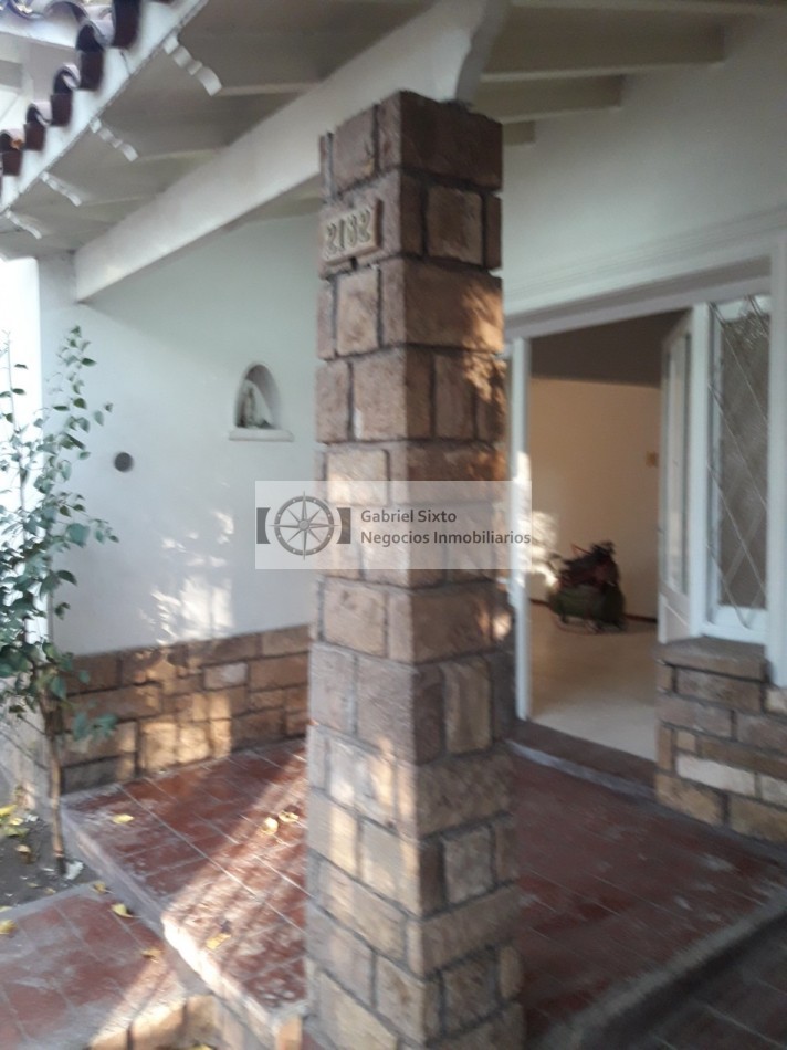 ALQUILER CASA 6ta SECC. SISTEMA FRIO / CALOR CENTRAL, COCHERA Y PATIO AMPLIO CON CHURRASQUERA