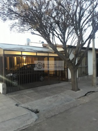 VENTA CASA B° SUPE GODOY CRUZ AMPLIA