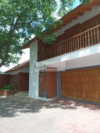 VENTA CASA CATEGORIA 6TA SECC. MENDOZA MUY AMPLIA 