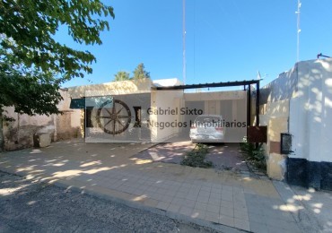 VENTA CASA LAS CATITAS CALLE PRINCIPAL E CIVIT A MTS DE POLICIA 3 DORM. 2 BÑ, LOCAL COCHERAS
